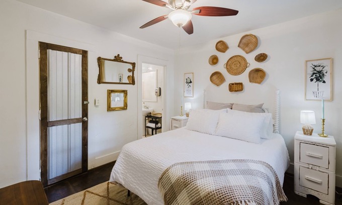 Fort Payne Apartment | Industrial Apartment #5 - Queen Studio