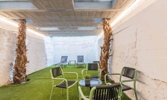 Sant Gervasi Apartment | Industrial Loft with Private Terrace in Sant Gervasi for 5