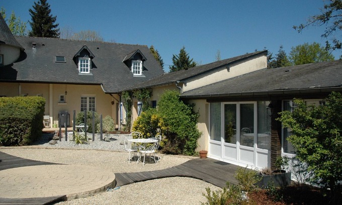 Change Cottage | Industrial-Style Cottage near Le Mans - 2 BR, Garden, Pool Access, All-Inclusive
