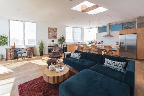 Eagle Rock House | Industrial&Stylish 3 bedroom 3 bathrooms Home With Views and Hot tub