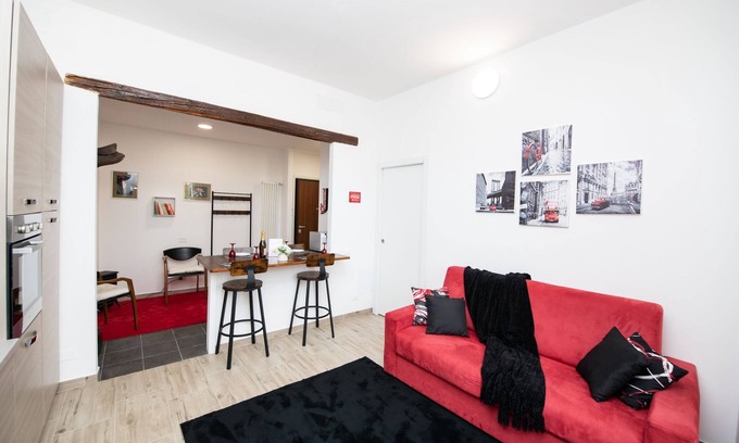 Crescenzago Apartment | ★ Industrial ★ WiFi - Metro 5 minutes - Fireplace