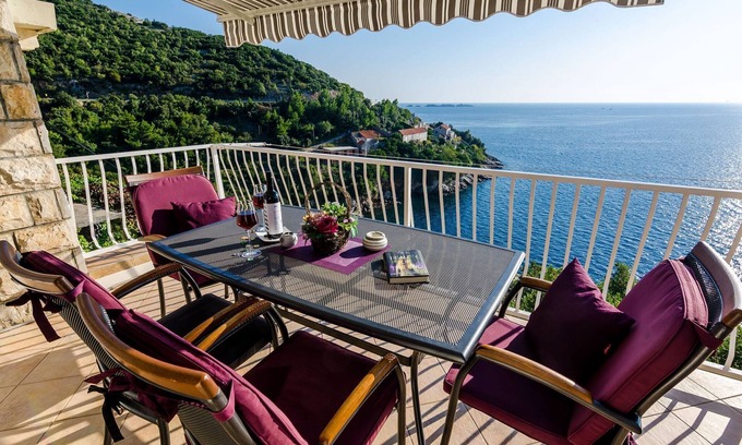 Lozica Apartment | Indy's Beach Apartments -Two Bedroom Apartment with Balcony and Sea View