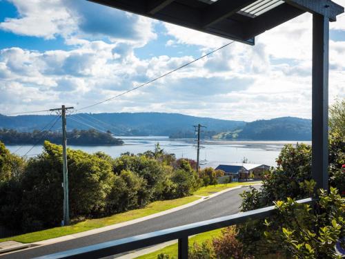 Narooma House | Inlet Views at 20 The Loop