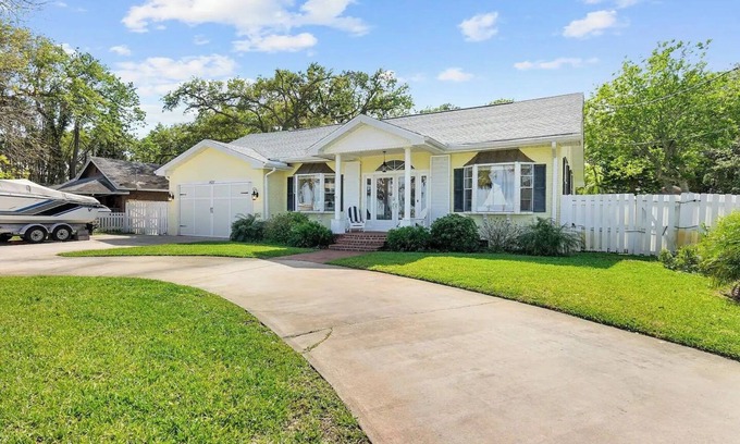 Elizabeth Mcbrides Raulersons House | Intracoastal Waterfront Retreat, Sleeps 10