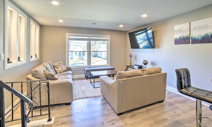 Dyer House | Inviting Home w/ Deck, 22 Mi to Indiana Dunes