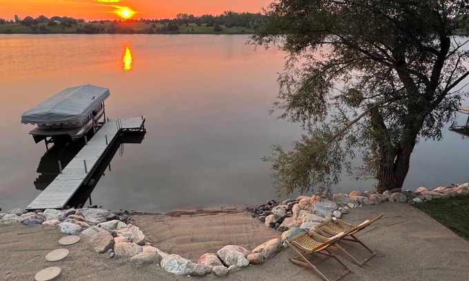 Aberdeen House | Inviting lakefront property on the shore of Richmond Lake