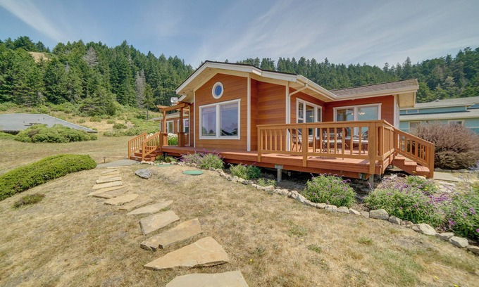 Manchester House | Inviting Manchester Home w/Hot Tub Near Beach!