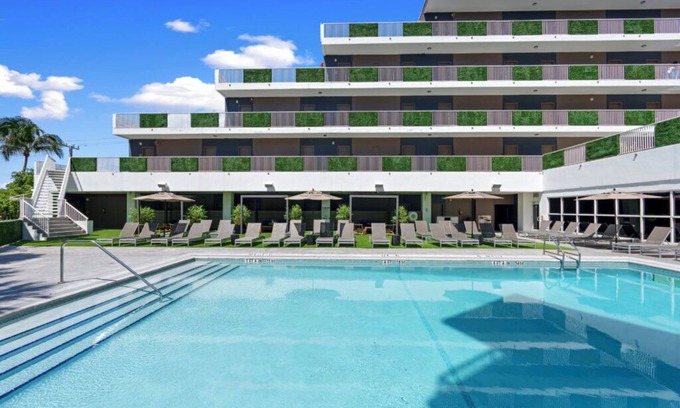 Central Beach Hotel | Inviting Ocean Stay with Pool Access Near Las Olas Blvd - 4 Relaxing Rooms