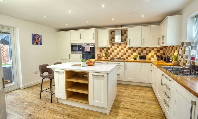 Lincoln House | Inviting & Spacious Home | Free Parking | Hospital