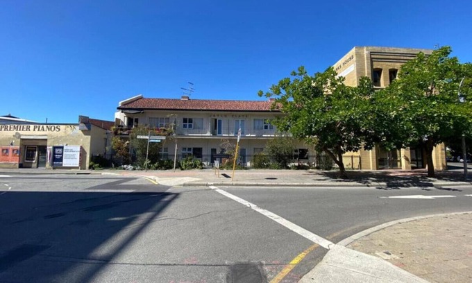Fremantle Apartment | Inviting Unit meters from Fremantle Oval