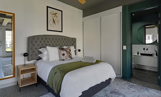 Foreshore Apartment | Ira - Luxury Apt with City & Mountain Views