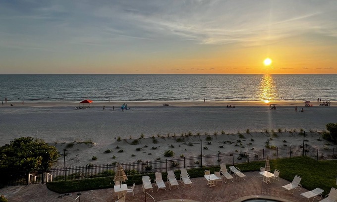 Independence Square Condo | IRB Fan Fav! Luxurious Indian Rocks Beachfront w/Pool! Walkable to Best!