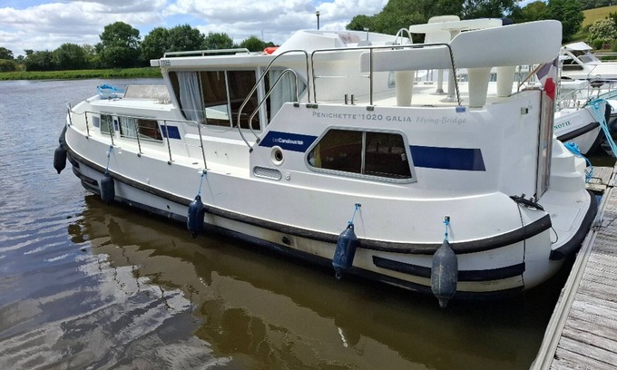 Chenille-Change Boat Rental | Iris