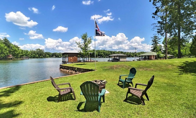 Milledgeville House | 'Irish Rover' Lake Home w/Yard Bar & Dock!