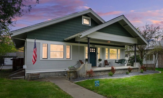 Garden District Apartment | Ironman Bike Route! Hot Tub+Prime DownTwn Location