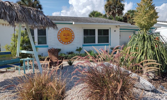 Seaside Homes House | Island Sanctuary, tiki deck, walk to the beach or river