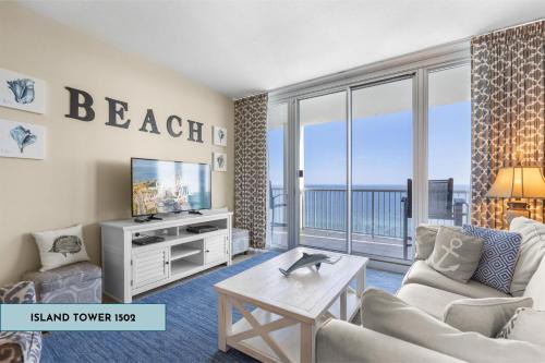 Ono Island Apartment | Island Tower 1502 by Liquid Life