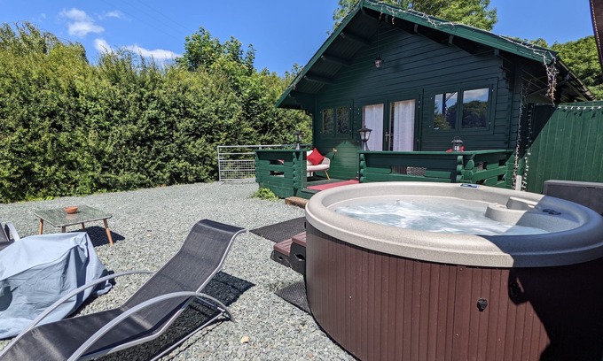 Llanfairpwllgwyngyll Cabin | Isle of Anglesey - cute dog friendly cosy cabin with dedicated EV charging