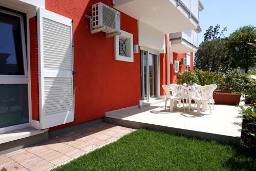Porto Santa Margherita Apartment | Apartment with private garden