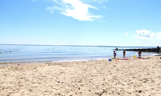 Mattituck Cottage | It’s All About the Beach ~ 3 minute walk to private sandy Bay Beach