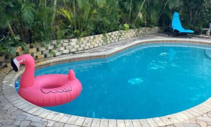 Middle River Terrace House | It’s always Summer here! Tropical vibes with heated pool, pets welcome!