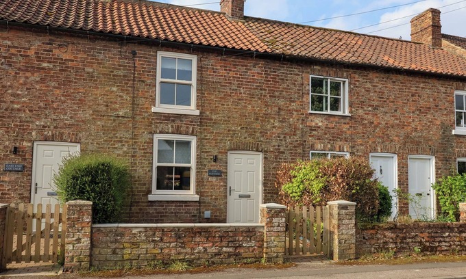 Thirsk House | IVY COTTAGE, pet friendly, with a garden in Carlton Husthwaite