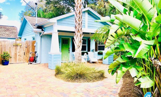 Arlington House | Jacksonville Blue Bungalow Retreat Comfortable 2 Bedroom Haven