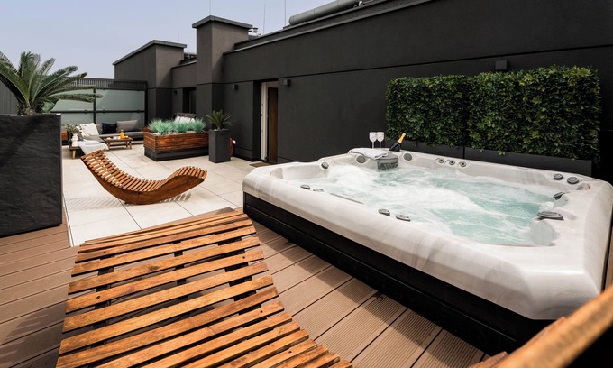 Targowek Apartment | Jacuzzi Haven in Warsaw Private Terrace & free Parking High-speed WIFI