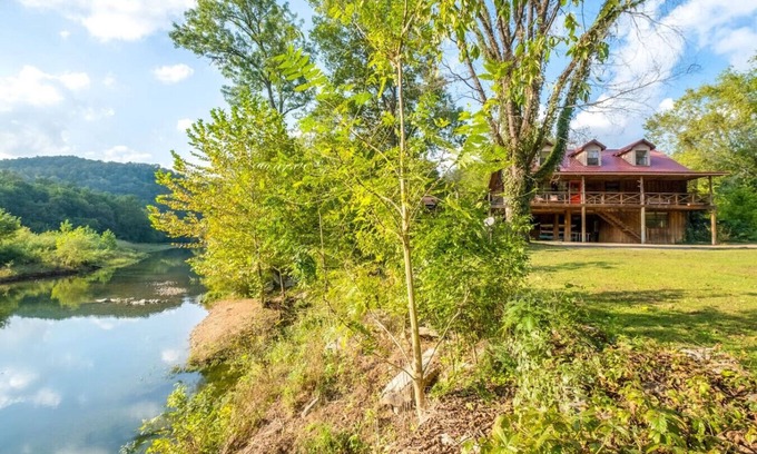 Newnata Cabin | Jane's Bend~ ON Sylamore Creek with Kayaks