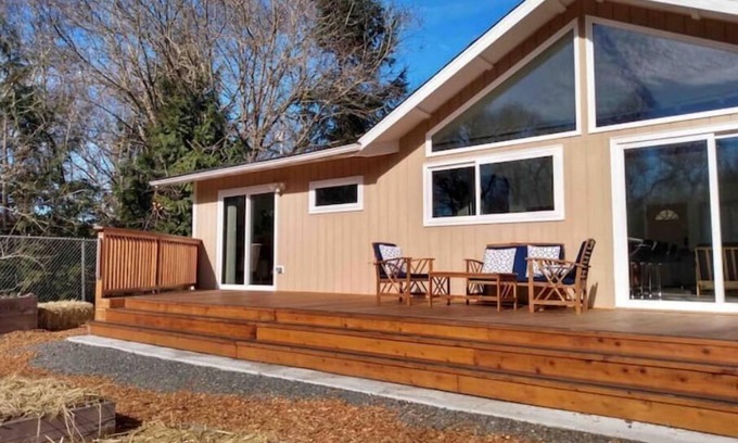Arcata House | Jane's Creekside Garden 3BR/2BA Home