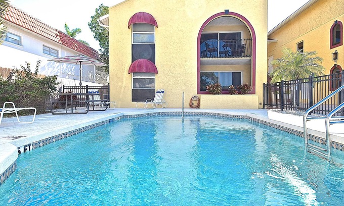 Sarasota Condo | JANUARY SPECIAL: Under $5,000! Minutes to Siesta Key.