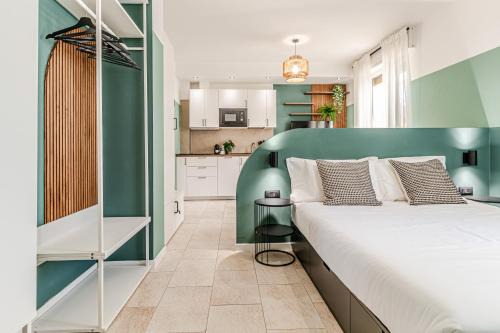 Livorno Apartment | Japandi Apartment, Zona Porto Livorno con Balcone e Jacuzzi Idromassaggio