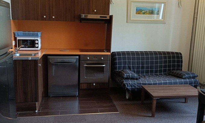 Jausiers Apartment | Jausiers - Cozy 2BR Apartment in Château with Pool, Sauna & Free Wi-Fi
