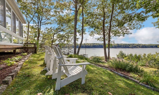Sullivan House | JCR Taunton Bay Hideaway by RedAwning