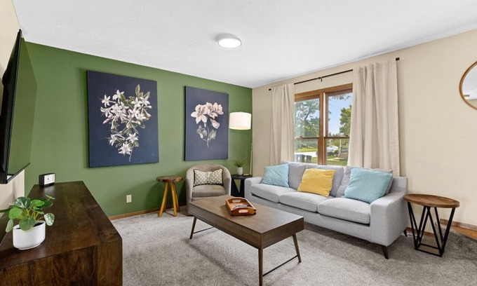 Bloomington Apartment | Jeff 2 · 2Bed BloNo Gem: Near Rivian & Statefarm Offices