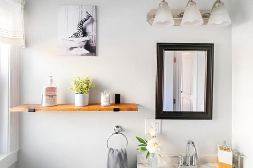 Federal Hill Apartment | Jennifer's Walkable Private Apartment Getaway with Relaxing Deck