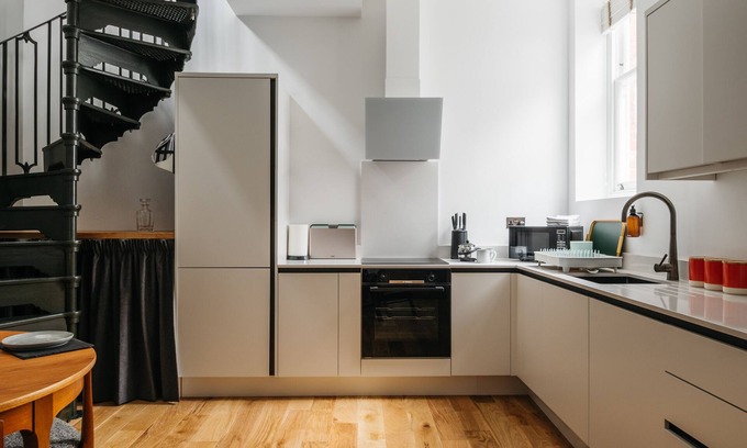 Canterbury House | Jesticos, within City Walls, historic Luxury . One parking space