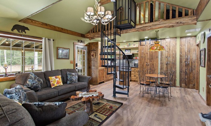 Jim Thorpe Cabin | Jim Thorpe Rustic Cabin With Hot Tub, EV Charger, BBQ Grill & Outdoor Games!