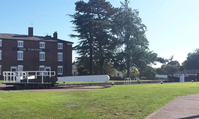 Stourport-on-Severn House | JJ's "Gin Palace" luxury riverside townhouse