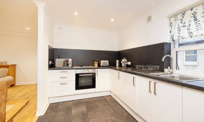 West End Apartment | JOIVY Gorgeous Flat Near Edinburgh Castle W/Parking