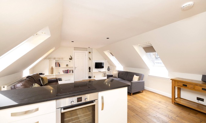 West End Apartment | JOIVY Inviting Flat Near Edinburgh Castle W/Parking
