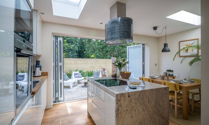 Larkhall Apartment | JOIVY Modern 2-bed flat w/private garden and free parking in Clapham