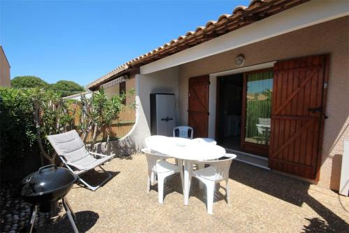 Portiragnes-Plage Villa | Jolie villa d'angle, séjour climatisé, 4 couchages, terrasse parking dans résidence sécurisée avec piscine commune 400m de la mer LRJP11