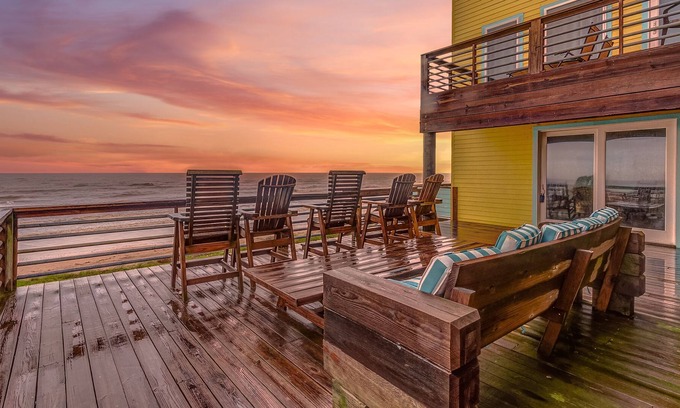 Gilchrist House | Jordan's Sandcastle, Beachfront, 20 yrds to Beach, Sleeps 17, Dog Friendly