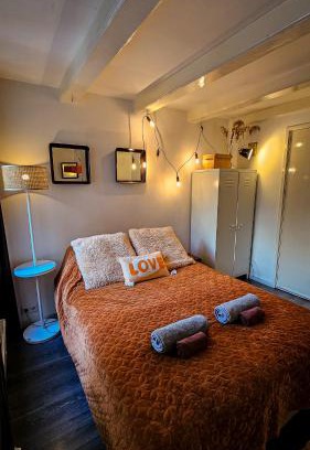 Amsterdam City Centre Bed & Breakfast | JoyJoyJoy the Red Sun ecolicious studio in the historic Canalhouse Tropics at the Canals from 1729