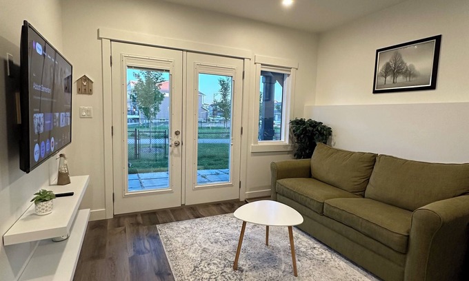 Southeast Edmonton Apartment | Juanu’s Cozy Cove - Walkout Basement SuitenFamily Friendlyn15mins from Airport