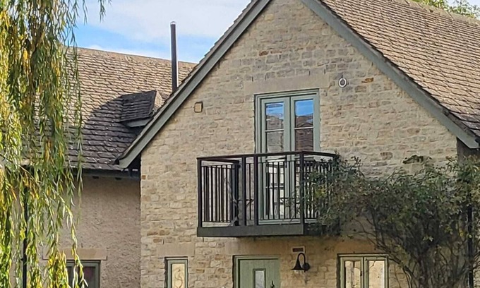 Cirencester House | Juniper House Cottage in the Cotswolds on award winning Lower Mill Estate.