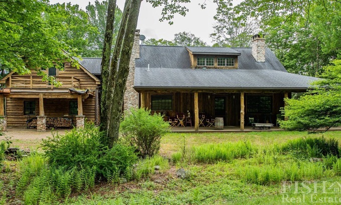 Eagles Mere Cottage | Just bring your family and relax at "Glen Eagles Lodge" in Eagles Mere