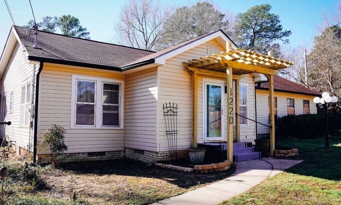 Kilgore House | Just minutes from EVERYTHING! Lots of amenities.