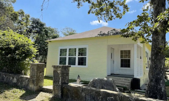 Bandera Cottage | Just off Main- Golf Cart avail to rent!